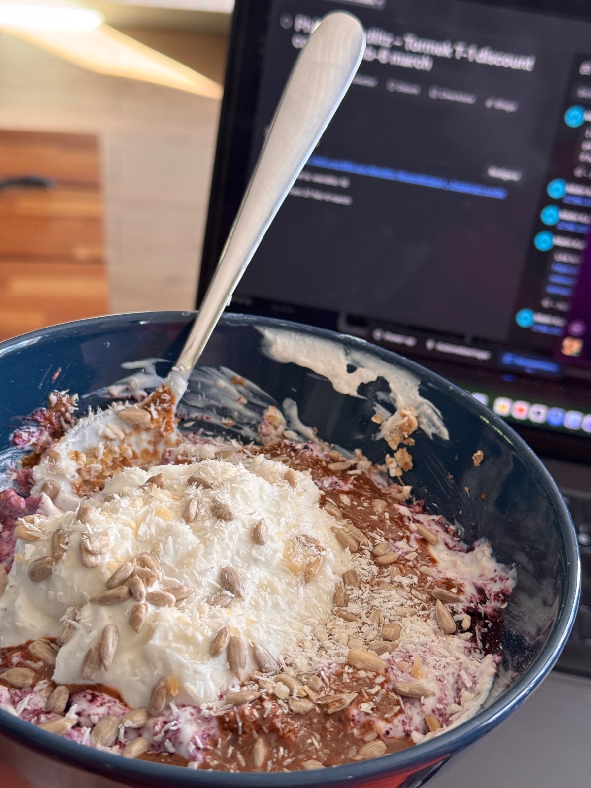 Frukostbowl med grekisk hallonyoghurt, mandelsmör och&nbsp;vaniljkvarg